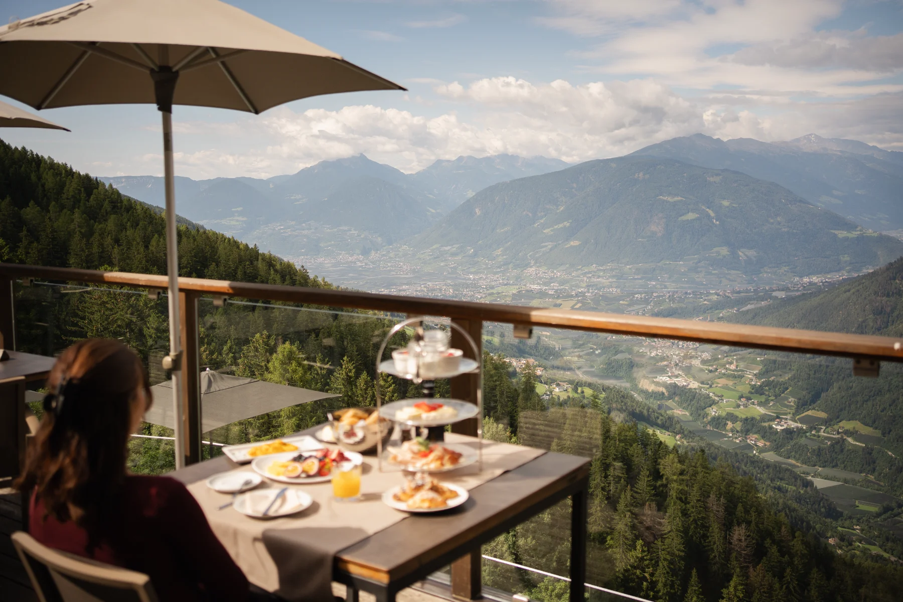 Frühstück auf der Terrasse mit Blick über das Meraner Land